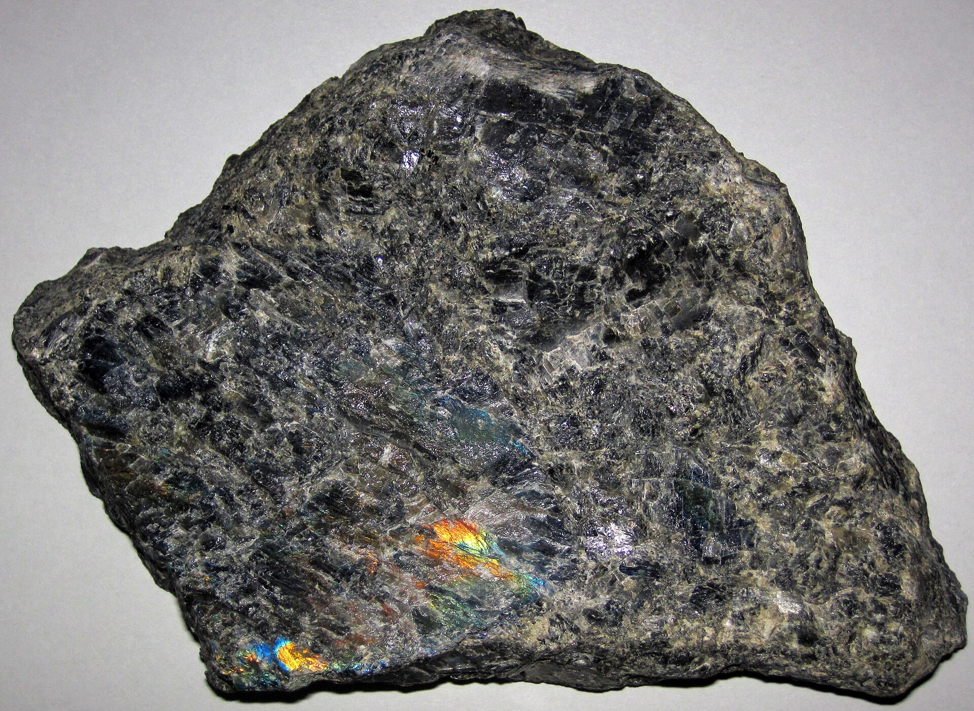 Labradorite Meaning: Properties, Benefits and How to Use It